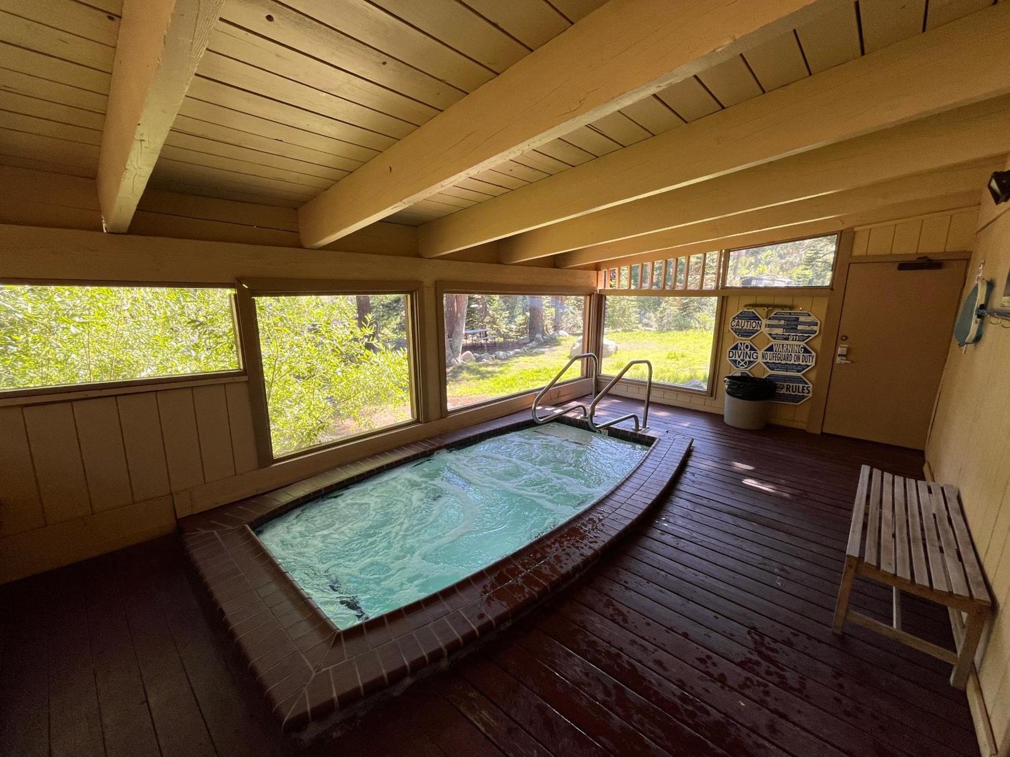 Tastefully Remodeled Condo At Mammoth Ski & Racquet Club, Hot Tub, Garage, 10 Min Walk To Ski Lifts Mammoth Lakes Exterior photo