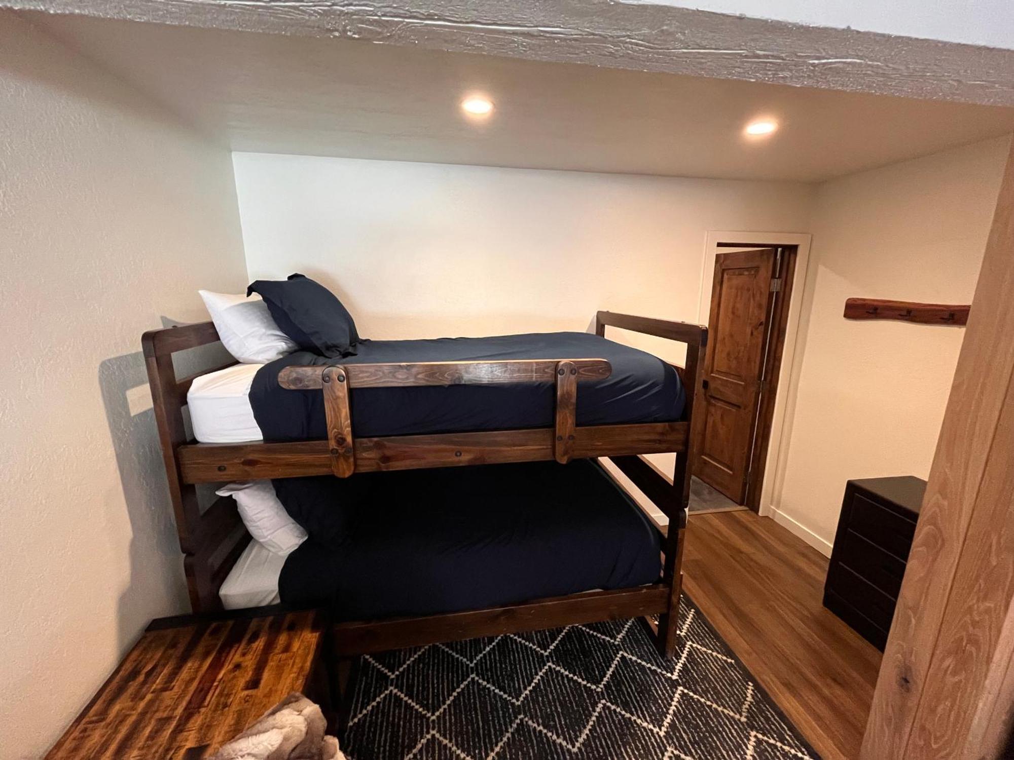 Tastefully Remodeled Condo At Mammoth Ski & Racquet Club, Hot Tub, Garage, 10 Min Walk To Ski Lifts Mammoth Lakes Exterior photo