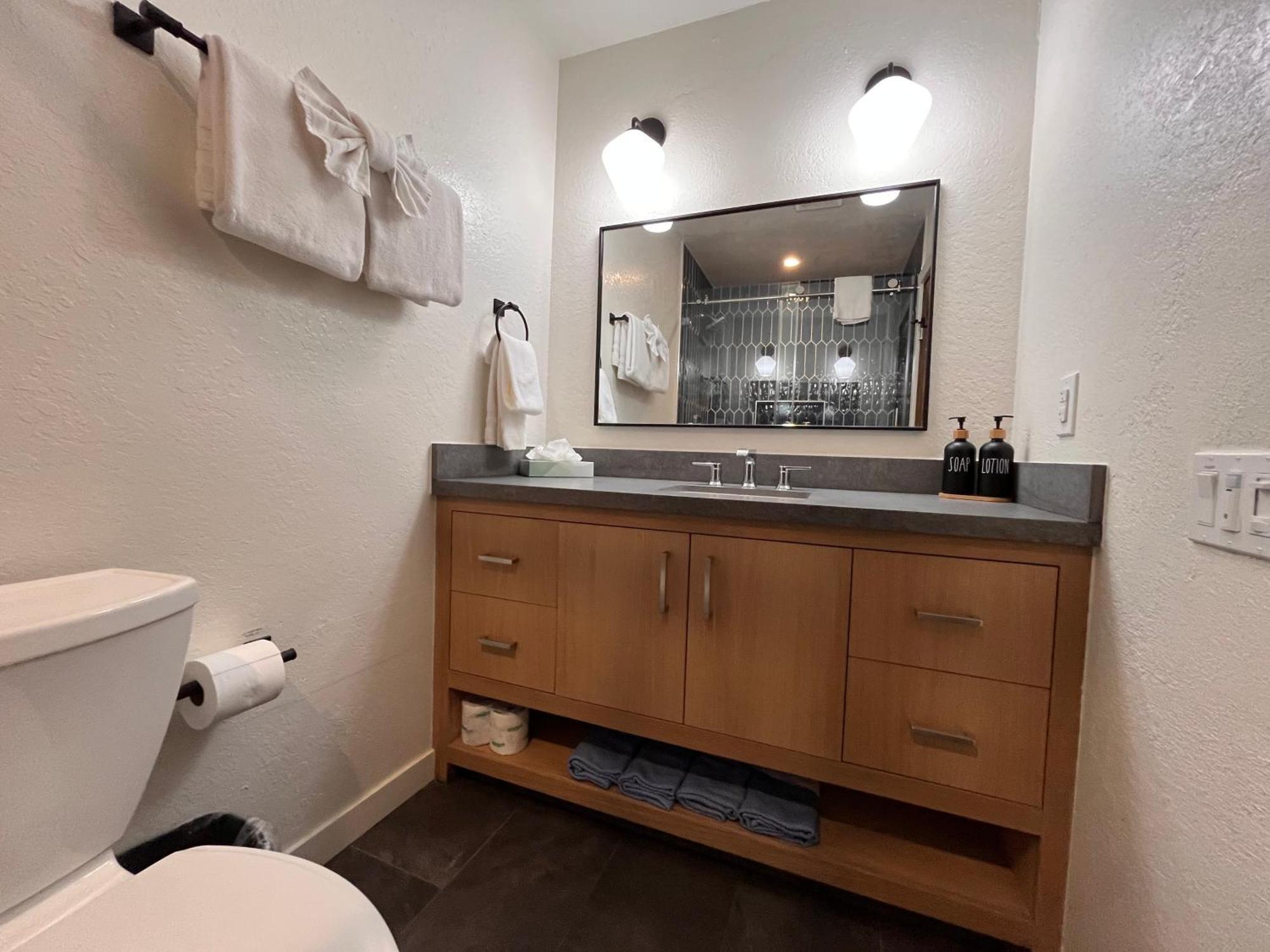 Tastefully Remodeled Condo At Mammoth Ski & Racquet Club, Hot Tub, Garage, 10 Min Walk To Ski Lifts Mammoth Lakes Exterior photo