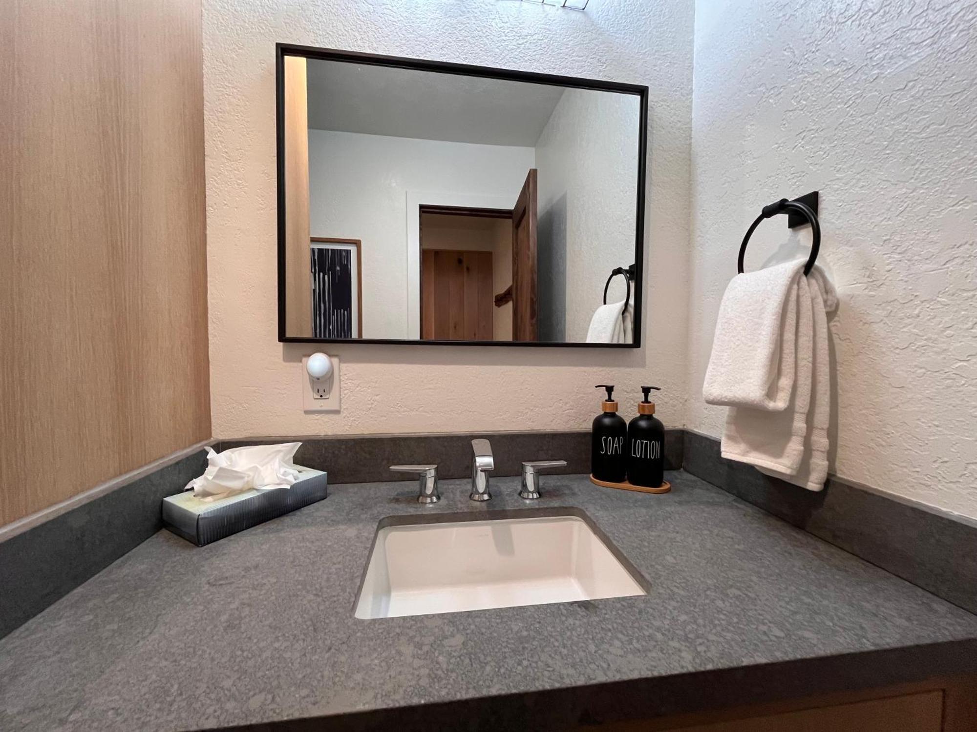 Tastefully Remodeled Condo At Mammoth Ski & Racquet Club, Hot Tub, Garage, 10 Min Walk To Ski Lifts Mammoth Lakes Exterior photo